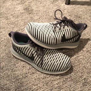 BRAND NEW never worn Nike Roshe 7.5 w in Box